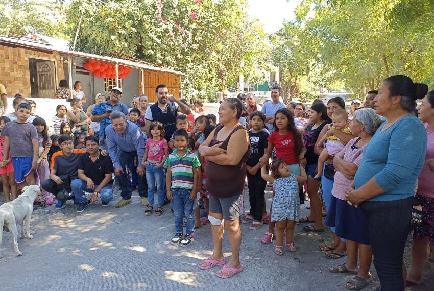 César Alan Silva Martínez, recorre colonias populares de Apatzingán entregando pollo, carne para la cena de fin de año y juguetes para los pequeños