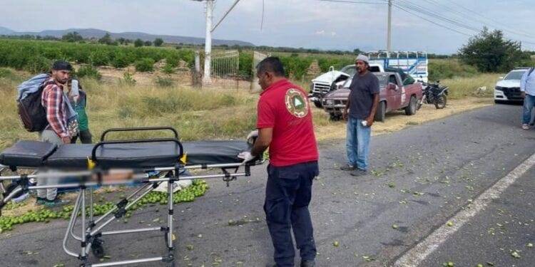 Choque entre dos camionetas, deja 4 cortadores de limón heridos