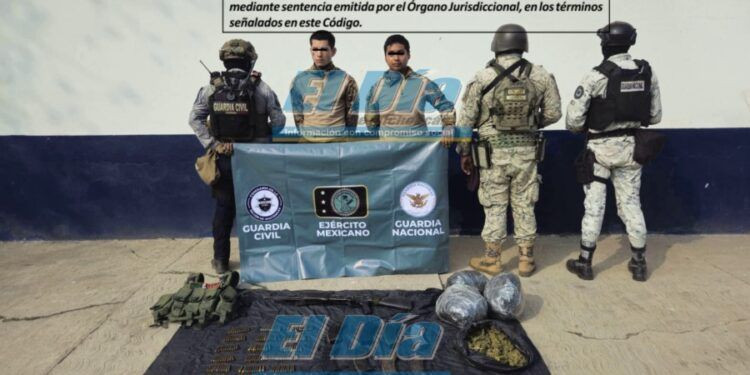 Capturan a dos con un fusil de asalto, balas y equipo táctico en Las Colonias de Apatzingán