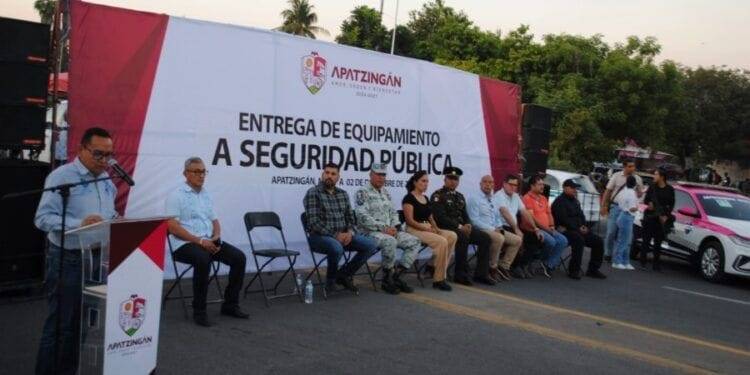 Con una inversión superior a los 28 millones, Fanny Areola entrega 52 patrullas para mejorar el servicio de Seguridad y Vialidad en Apatzingán (VIDEO)