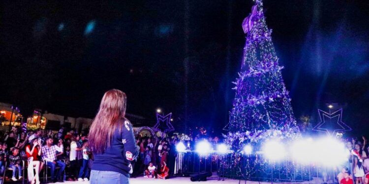 Árbol Navideño En Apatzingán  Se Celebra Con Unión Y Esperanza: Fanny Arreola