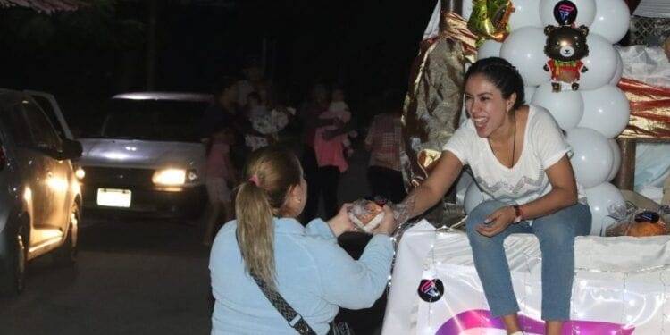 Fanny Arreola obsequia mil cenas de fin año en Apatzingán