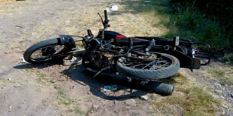 Grupo armado levantan a motocicleta y abandonada su transporte en la Lázaro Cárdenas de Apatzingán