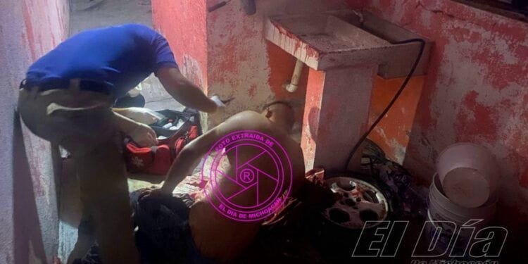 Hieren de varias puñaladas a taxista en su vivienda en Apatzingán
