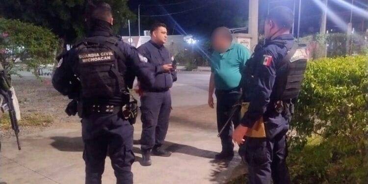 Levanta y después liberan a chofer de transporte público de combis en Apatzingán