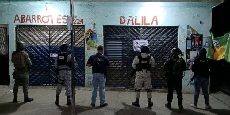 En Apatzingán, catea FGE tienda que vendía droga en la colonia Morelos; hay tres detenidos