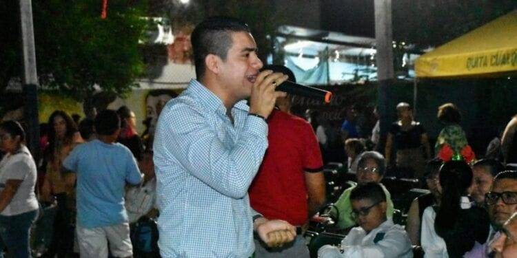Se busca dotar de 80 computadoras para alumnos de primaria en Apatzingán: Hugo Molina