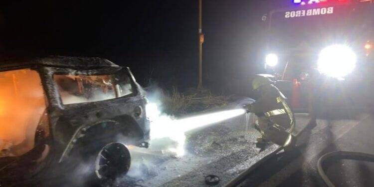 Se incendia Jeep en Parácuaro