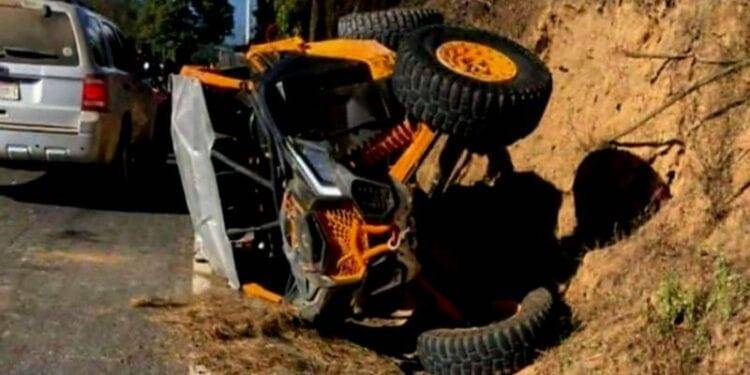 Un adolescente muerto y dos heridos al volcar vehículo Razer en Tancítaro