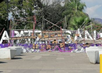 Se Investiga El Derribó De Adorno Navideño En La Entrada De Apatzingán