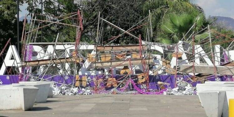 Se investiga el derribó de adorno navideño en la entrada de Apatzingán