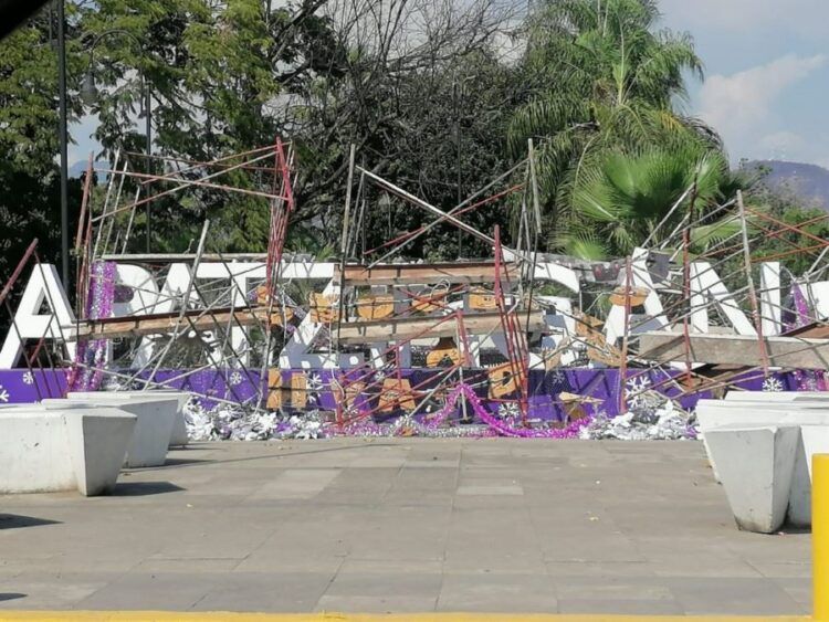 Se Investiga El Derribó De Adorno Navideño En La Entrada De Apatzingán