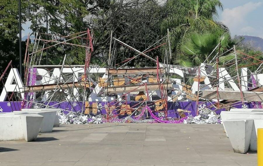 derribo de adorno navideno en Apatzingan | El Día de Michoacán