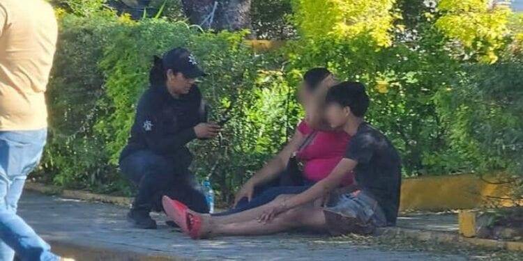 Choque entre una motocicleta y camioneta deja una mujer y un menor herido