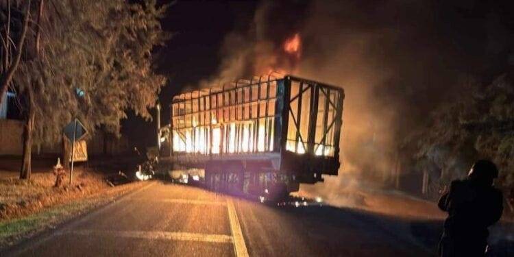 Delincuencia queman camión de carga en Pueblo Viejo