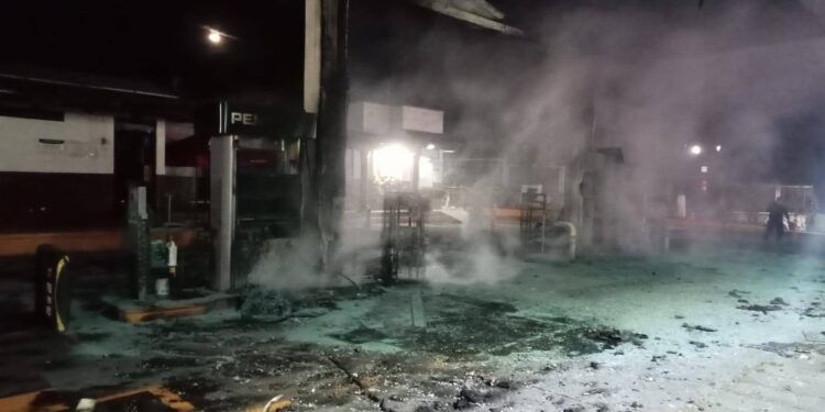 Delincuentes balean y queman gasolinera en Cuitzeo