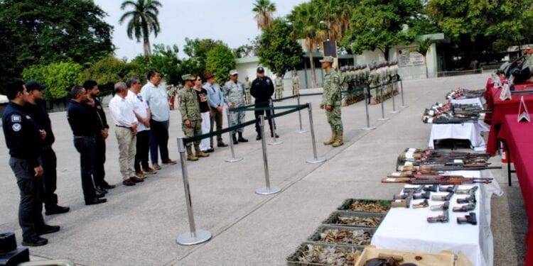 Sedena a destruye armas decomisadas al crimen en la Región de Apatzingán (VIDEO)