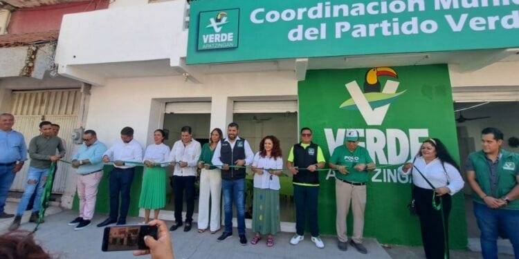 Por no pagar la renta del local, Desalojan al Partido Verde en Apatzingán