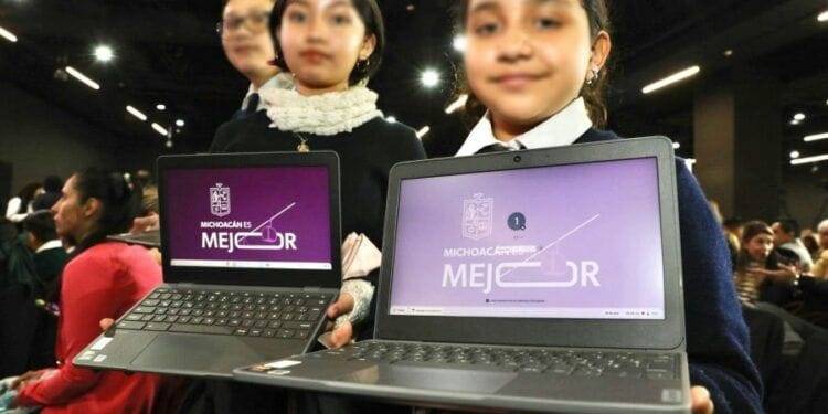 Entrega Bedolla 6 mil chromebooks en beneficio de 80 mil alumnos