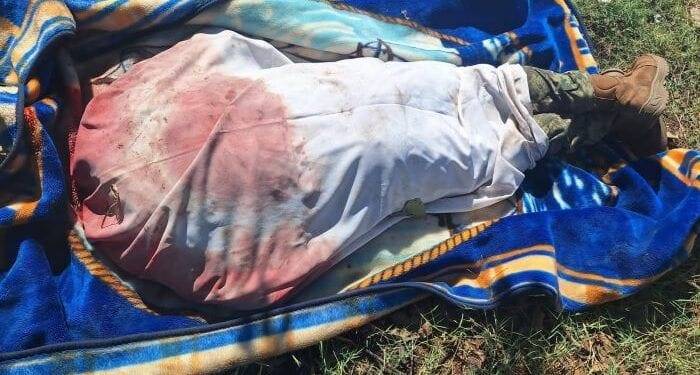 Abandonan el cadáver de un hombre baleado, encobijado y decapitado en Apatzingán