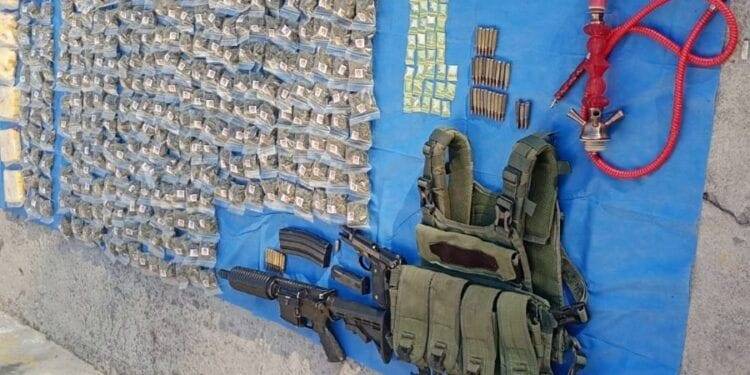 Vinculan a proceso a José Alberto “N”, presunto responsable de homicidio en grado de tentativa, en agravio de dos servidores públicos en Buenavista 1 En Buenavista, FGE y DEFENSA aseguran 243 dosis de narcótico y armas de fuego; hay un detenido