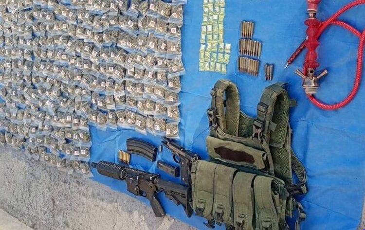 En Buenavista, FGE y DEFENSA aseguran 243 dosis de narcótico y armas de fuego; hay un detenido
