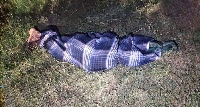 Abandonan otro cadáver baleado y encobijado en El Varillero de Apatzingán