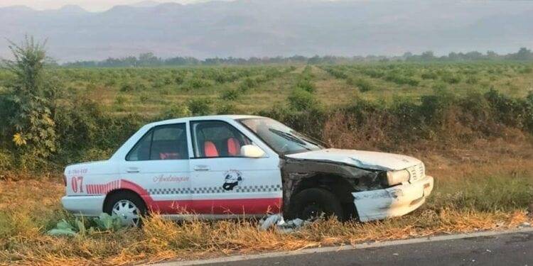 Chocan dos taxis en la carretera Apatzingán – Aguililla