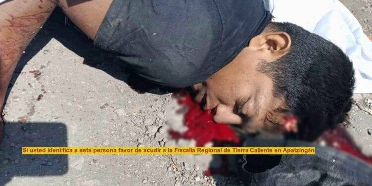 Sicarios persiguen por tres cuadras a balazos y lo asesinan; esto en las calles de la colonia Florida de Apatzingán