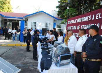 Fanny Arreola Entrega Uniformes A Elementos De Seguridad Pública De Apatzingán
