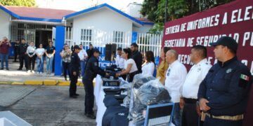Fanny Arreola Entrega Uniformes A Elementos De Seguridad Pública De Apatzingán