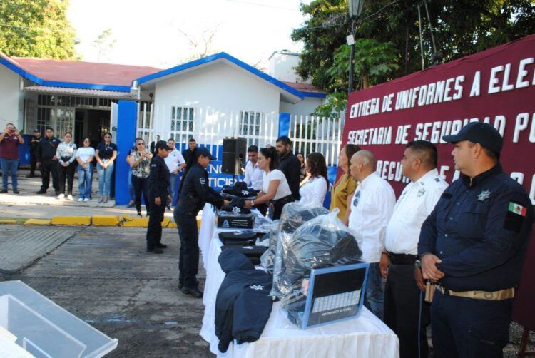 Fanny Arreola Entrega Uniformes A Elementos De Seguridad Pública De Apatzingán