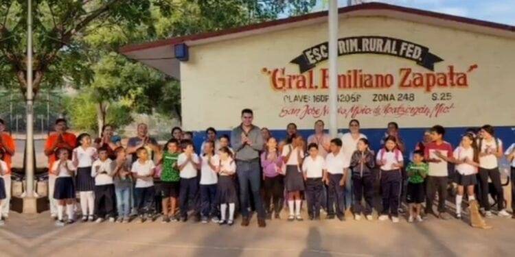 Cumple Regidor Hugo Molina compromiso de regresar a San José Nuevo con maestra para primaria 1 Cumple Regidor Hugo Molina compromiso de regresar a San José Nuevo con maestra para primaria