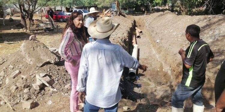 Presidenta de Buenavista, Irma Moreno supervisa trabajos de rehabilitación de colector de aguas residuales