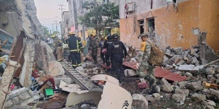 Explosión en departamentos en Lázaro Cárdenas deja dos mujeres muertas y 19 heridos