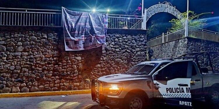 Colocan Mantas en Apatzingán en las que acusan a mandos de corporaciones, de realizar desapariciones forzadas 1 Afinan operativo contra motos ruidosas en Apatzingán
