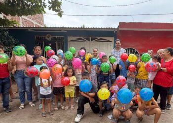 Regidor Hugo Molina Regala Pelotas A Menores Por El Día De Reyes