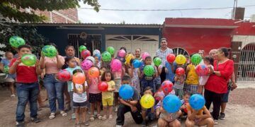 Regidor Hugo Molina Regala Pelotas A Menores Por El Día De Reyes