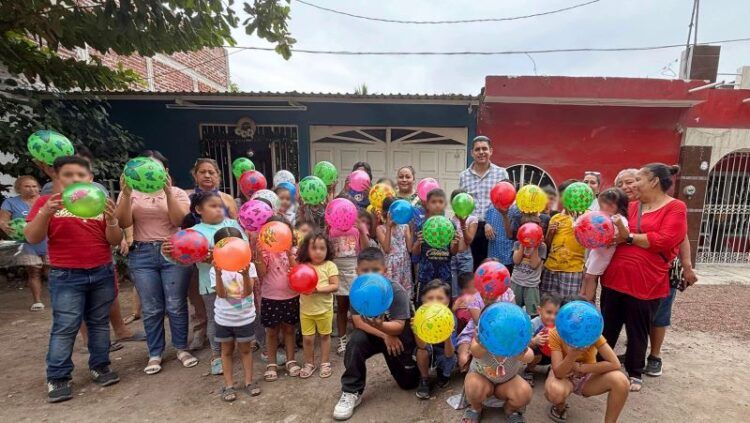 Regidor Hugo Molina Regala Pelotas A Menores Por El Día De Reyes 21 Regidor Hugo Molina Regala Pelotas A Menores Por El Día De Reyes