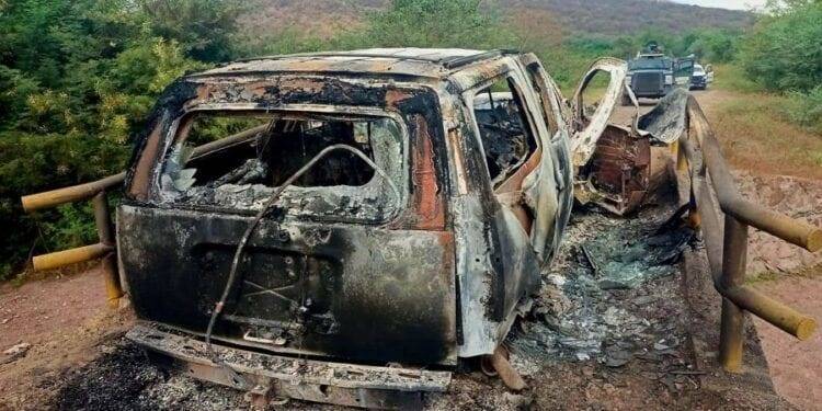 Tras cruentos enfrentamientos localizan en vehículo blindado, un cadáver calcinado y armas en las Bateas