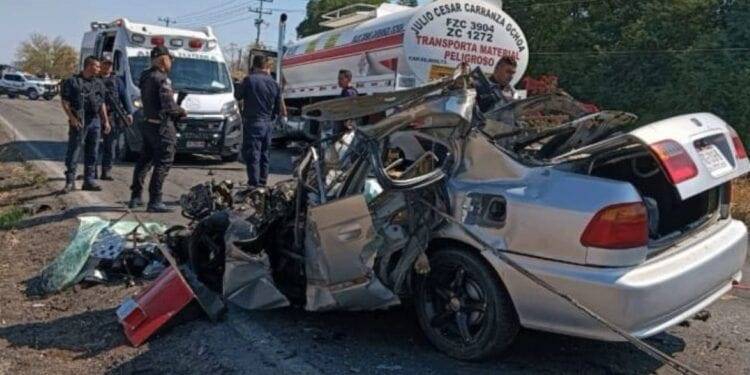 Pareja muere en choque entre automóvil y pipa en carretera Buenavista-Tepalcatepec 1 Pareja muere en choque entre automóvil y pipa en carretera Buenavista-Tepalcatepec