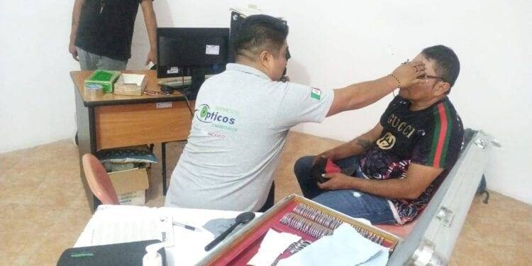Entrega DIF Apatzingán a través de la UBR 100 lentes graduados Gratis, a personas de escasos recursos económicos