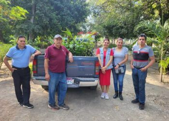 El Vivero Municipal de Apatzingán hace donación para la reforestación de jardineras del Cecytem
