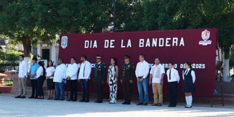 Encabezan acto cívico con motivo del Día de la Bandera