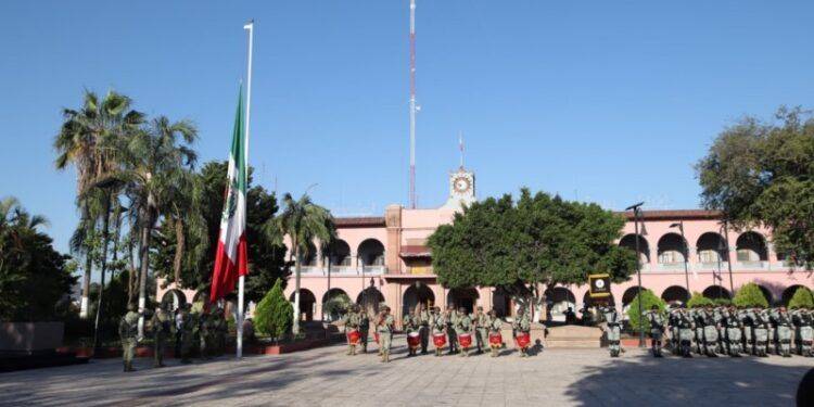 Encabezan acto cívico con motivo del Día de la Bandera