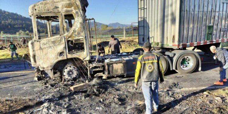 Enfrentamiento en Zacapu entre policías y delincuentes deja 3 oficiales heridos 1 Normalistas devuelven mercancía saqueada a unidades comerciales: Iemsysem