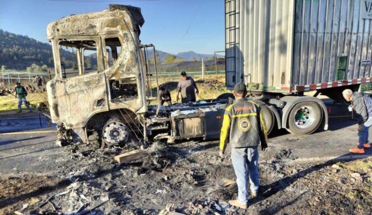 Enfrentamiento En Zacapu Entre Policías Y Delincuentes Deja 3 Oficiales Heridos 22 Normalistas Devuelven Mercancía Saqueada A Unidades Comerciales: Iemsysem