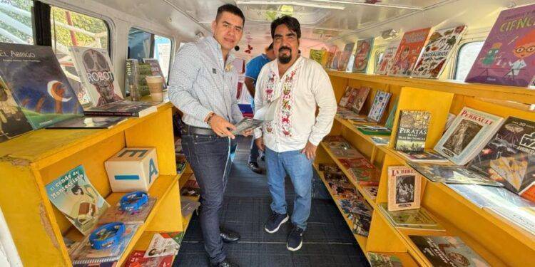 Inaugura regidor Hugo Molina, Feria del Libro en la primaria Solidaridad de Apatzingán 1 Inaugura regidor Hugo Molina, Feria del Libro en la primaria Solidaridad de Apatzingán