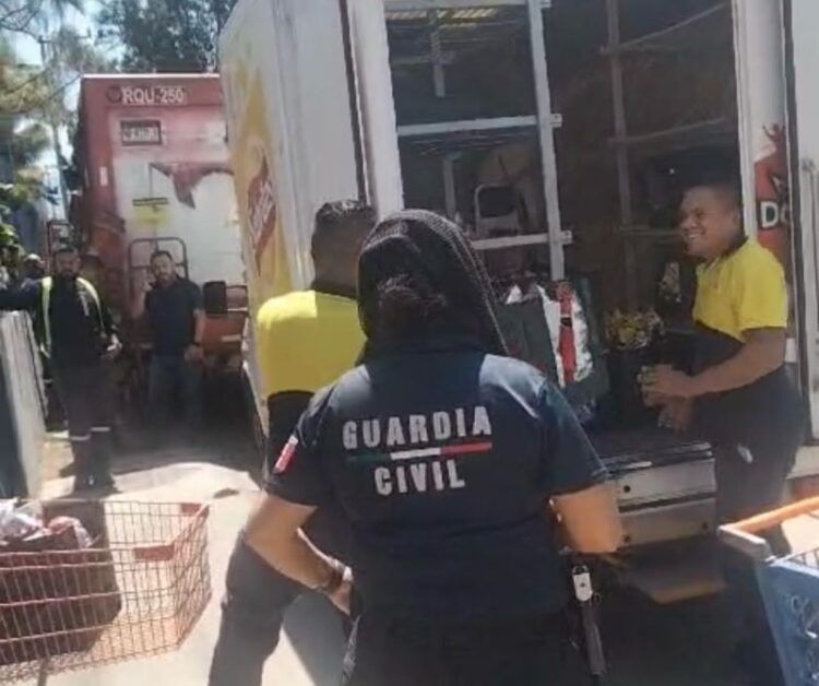 Normalistas Devuelven Mercancía Saqueada A Unidades Comerciales: Iemsysem 21 Normalistas Devuelven Mercancía Saqueada A Unidades Comerciales: Iemsysem