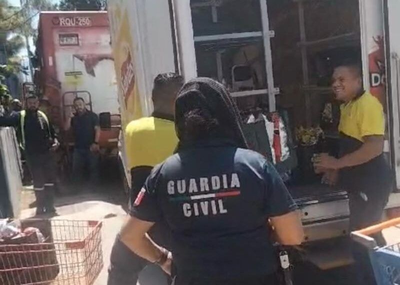 Normalistas devuelven mercancia saqueada a unidades comerciales